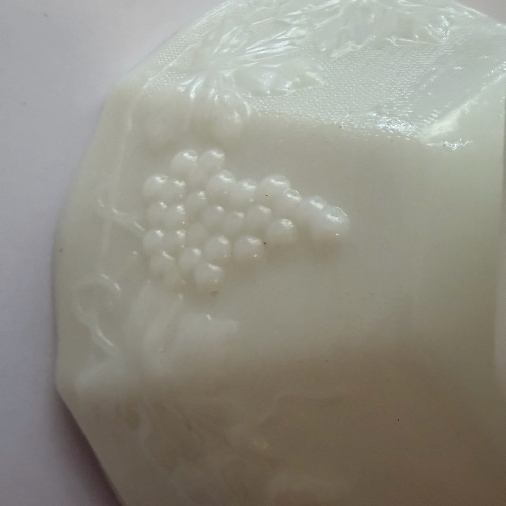 Vintage Anchor Hocking Harvest Grape Milk Glass Pedestal Fruit Bowl - Picture 8 of 9